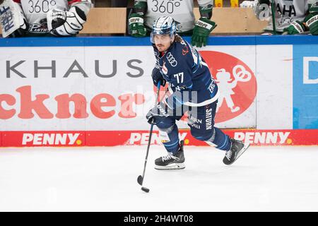 Ingolstadt, Allemagne.02 novembre 2021.Hockey sur glace: DEL, ERC Ingolstadt - Augsburger Panther, Hauptrunde, Matchday 19, Saturn Arena.Chris Bourque d'Ingolstadt joue le palet.Credit: Matthias balk/dpa/Alay Live News Banque D'Images