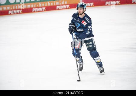 Ingolstadt, Allemagne.02 novembre 2021.Hockey sur glace: DEL, ERC Ingolstadt - Augsburger Panther, Hauptrunde, Matchday 19, Saturn Arena.Mathew Bodie d'Ingolstadt joue le palet.Credit: Matthias balk/dpa/Alay Live News Banque D'Images