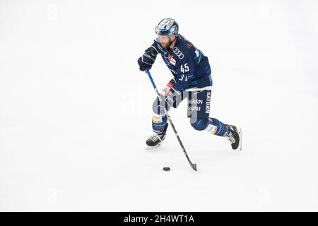 Ingolstadt, Allemagne.02 novembre 2021.Hockey sur glace: DEL, ERC Ingolstadt - Augsburger Panther, Hauptrunde, Matchday 19, Saturn Arena.Benjamin Marshall d'Ingolstadt joue le palet.Credit: Matthias balk/dpa/Alay Live News Banque D'Images