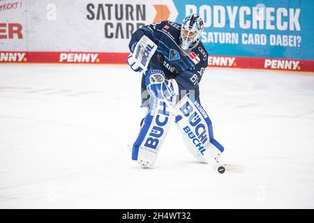 Ingolstadt, Allemagne.02 novembre 2021.Hockey sur glace: DEL, ERC Ingolstadt - Augsburger Panther, Hauptrunde, Matchday 19, Saturn Arena.Kevin Reich d'Ingolstadt joue le palet.Credit: Matthias balk/dpa/Alay Live News Banque D'Images