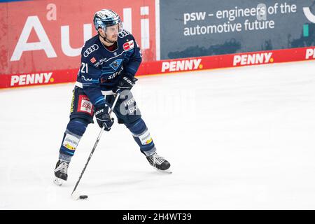Ingolstadt, Allemagne.02 novembre 2021.Hockey sur glace: DEL, ERC Ingolstadt - Augsburger Panther, Hauptrunde, Matchday 19, Saturn Arena.Wayne Simpson d'Ingolstadt joue le palet.Credit: Matthias balk/dpa/Alay Live News Banque D'Images