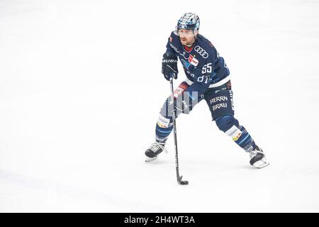Ingolstadt, Allemagne.02 novembre 2021.Hockey sur glace: DEL, ERC Ingolstadt - Augsburger Panther, Hauptrunde, Matchday 19, Saturn Arena.David Warsofsky d'Ingolstadt joue le palet.Credit: Matthias balk/dpa/Alay Live News Banque D'Images