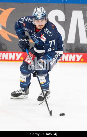 Ingolstadt, Allemagne.02 novembre 2021.Hockey sur glace: DEL, ERC Ingolstadt - Augsburger Panther, Hauptrunde, Matchday 19, Saturn Arena.Chris Bourque d'Ingolstadt joue le palet.Credit: Matthias balk/dpa/Alay Live News Banque D'Images