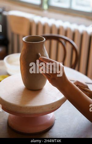 Poterie hobby: Mains de professionnel ceramiste travail sur vase potter en studio créer un pot d'argile brute Banque D'Images