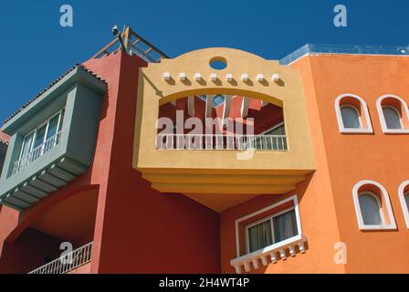 Non exclusif: HURGHADA, EGYPTE - 31 OCTOBRE 2021 - les balcons sont illustrés dans la région de la marina de Hurghada, Hurghada, Egypte. Banque D'Images