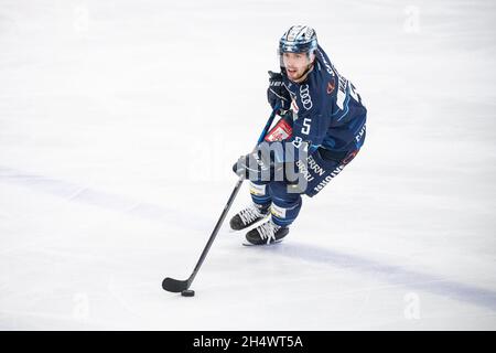 Ingolstadt, Allemagne.02 novembre 2021.Hockey sur glace: DEL, ERC Ingolstadt - Augsburger Panther, Hauptrunde, Matchday 19, Saturn Arena.Fabio Wagner d'Ingolstadt joue le palet.Credit: Matthias balk/dpa/Alay Live News Banque D'Images