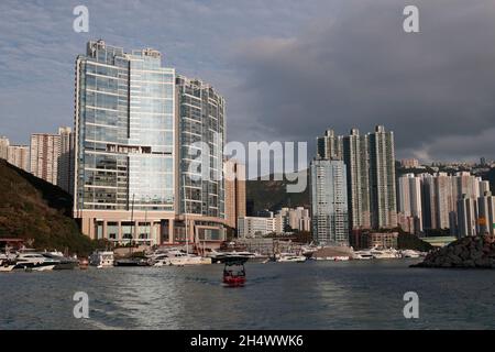 La corniche, aménagement de l'appartement haut de gamme, AP Lei Chau, surplombant le port d'Aberdeen - de l'entrée sud à l'abri du typhon en début de matinée. Banque D'Images