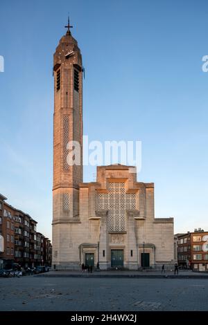 Brüssel, Bruxelles, Église Saint-Jean-Baptiste de Molenbeek-Saint-Jean, erbaut in den 1930er Jahren von Joseph Diongre, Südwestfassade und Glockenturm Banque D'Images