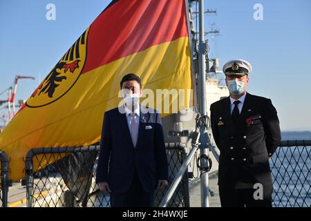 Tokyo, Japon.5 novembre 2021.TOKYO, JAPON - NOVEMBRE 5 : le ministre japonais de la Défense, Nobuo Kishi, visite la frégate de la Marine allemande Bayern, ancrée au terminal international de croisière, à Tokyo, au Japon, le 5 novembre 2021.La frégate allemande a quitté le port de Wilhemshaven, dans le nord-ouest de l'Allemagne, lundi 2 août, lors de son premier voyage Indo-Pacifique.(Image de crédit: © POOL via ZUMA Press Wire) Banque D'Images