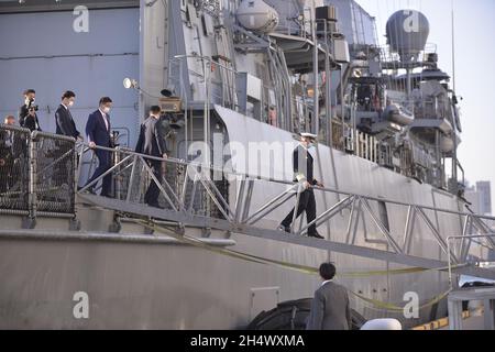 Tokyo, Japon.5 novembre 2021.TOKYO, JAPON - NOVEMBRE 5 : le ministre japonais de la Défense, Nobuo Kishi (3e-L), visite la frégate de la Marine allemande Bayern, ancrée au terminal international de croisière, à Tokyo, Japon, le 5 novembre 2021.La frégate allemande a quitté le port de Wilhemshaven, dans le nord-ouest de l'Allemagne, lundi 2 août, lors de son premier voyage Indo-Pacifique.(Image de crédit: © POOL via ZUMA Press Wire) Banque D'Images