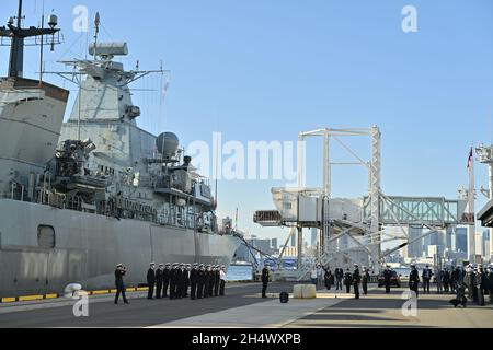 Tokyo, Japon.5 novembre 2021.TOKYO, JAPON - NOVEMBRE 5 : le ministre japonais de la Défense, Nobuo Kishi, visite la frégate de la Marine allemande Bayern, ancrée au terminal international de croisière, à Tokyo, au Japon, le 5 novembre 2021.La frégate allemande a quitté le port de Wilhemshaven, dans le nord-ouest de l'Allemagne, lundi 2 août, lors de son premier voyage Indo-Pacifique.(Image de crédit: © POOL via ZUMA Press Wire) Banque D'Images