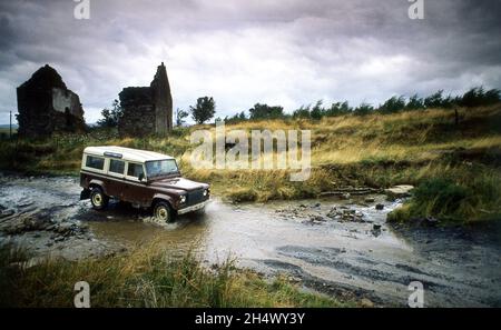 Land Rover Defender County LWB lors d'un voyage en 4x4 le long des voies vertes du sentier des drovers en Angleterre et au pays de Galles 1983 Banque D'Images