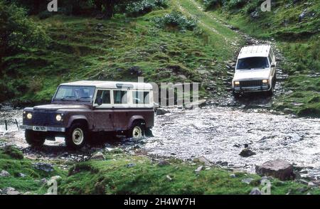 Land Rover Defender County LWB lors d'un voyage en 4x4 le long des voies vertes du sentier des drovers en Angleterre et au pays de Galles 1983 Banque D'Images