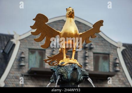 Goslarer Adler, l'aigle impérial médiéval d'or à Goslar, montagnes de Harz, Basse-Saxe, Allemagne.Fontaine du marché sur la place du marché. Banque D'Images