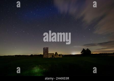 Knowlton Church, Nr Wimborne, Dorset Royaume-Uni.4 novembre 2021.Météo au Royaume-Uni : voie lactée au-dessus de l'église de Knowlton, près de Wimborne, lors d'une nuit froide.Crédit : Carolyn Jenkins/Alay Live News Banque D'Images