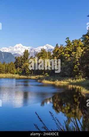 Les montagnes se reflètent dans le lac.Matheson Lake, Nouvelle-Zélande Banque D'Images