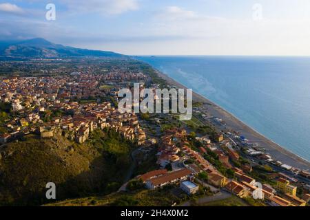 Vue aérienne de la ville de Scalea et de la côte de mer au soleil, province de Cosenza, région Calabre, Italie du sud. Banque D'Images