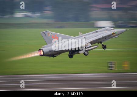 ZELTWEG, AUTRICHE - 07 septembre 2019 : décollage de l'Eurofighter Typhoon de l'Armée de l'Air autrichienne (Bundesheer) avec postcombustion complet sous une forte pluie Banque D'Images