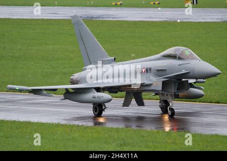 ZELTWEG, AUTRICHE - 07 septembre 2019 : l'Eurofighter Typhoon 7L-WM de l'armée de l'air autrichienne sur le terrain par temps pluvieux Banque D'Images