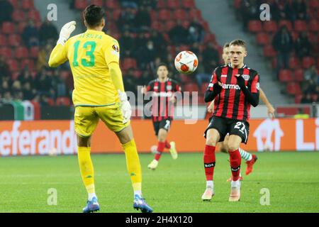 Florian Wirtz de Bayer Leverkusen et Rui Silva de Real Betis Balompie lors de l'UEFA Europa League, match de football du Groupe G entre Bayer Leverkusen et Real Betis Balompie le 4 novembre 2021 à BayArena à Leverkusen, Allemagne - photo: Laurent Lairys/DPPI/LiveMedia Banque D'Images