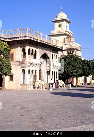 Porte d'entrée pour le Palais de la ville également connue sous le nom de Chandra Mahal, Jaipur, Rajasthan, Inde. Banque D'Images