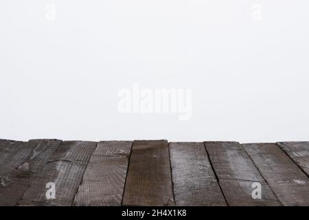 Table en bois d'anciennes planches, vide pour votre produit, avec fond gris neutre Banque D'Images