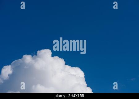 Fluffy white cloud le ciel bleu profond Banque D'Images