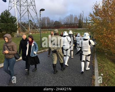 Guerre des étoiles armée Stormtroopers AT-AT pilotes équipe acteurs, patrouille autour DE LA CONVENTION COMIQUE 2021, Suède. Banque D'Images