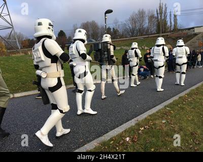 Les héros armés de la guerre des étoiles en uniforme, le commandant de Stormtroopers Cody, ÉQUIPE de pilotes AT patrouillent près de la Convention 2021 de crowds.COMIC en attente, suède Banque D'Images