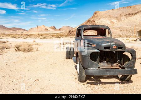Épave de camion abandonnée dans la ville fantôme de Rhyolite dans le désert de la Vallée de la mort Nevada Banque D'Images