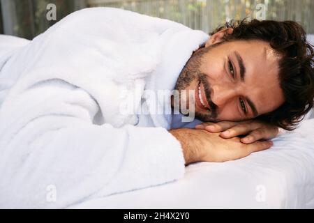 Beau homme en train de se reposer au centre de bien-être.Spa pour hommes, concept Banque D'Images