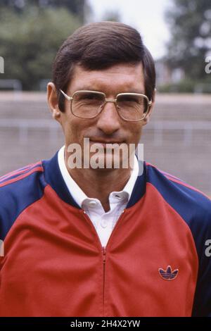 Coach Lothar BUCHMANN, portrait, portrait, portrait, image individuelle rognée,Motif unique, photo de l'équipe Eintracht Frankfurt, saison 1981/82, football Bundesliga, présentation de l'équipe, présentation de l'équipe,Présentation de l'équipe, Eintracht Frankfurt le 07/01/1981 à Gelsenkirchen / Allemagne.€ Banque D'Images