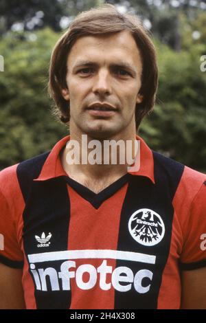 Karl Heinz Charly KOERBEL (kV?Rbel), joueur de football, portrait, portrait, portrait,Image individuelle rognée, motif unique, photo de l'équipe Eintracht Frankfurt, saison 1981/82, football Bundesliga, présentation de l'équipe, présentation de l'équipe,Présentation de l'équipe, Eintracht Frankfurt le 07/01/1981 à Gelsenkirchen / Allemagne.€ Banque D'Images