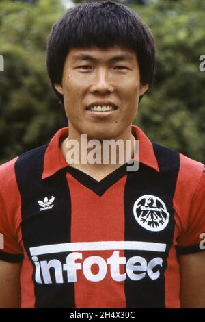 BUM KUN CHA, joueur de football, portrait, portrait, portrait,Image individuelle rognée, motif unique, photo de l'équipe Eintracht Frankfurt, saison 1981/82, football Bundesliga, présentation de l'équipe, présentation de l'équipe,Présentation de l'équipe, Eintracht Frankfurt le 07/01/1981 à Gelsenkirchen / Allemagne.€ Banque D'Images