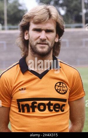 Ronald Ronny BORCHERS, joueur de football, portrait, portrait, portrait,Image individuelle rognée, motif unique, photo de l'équipe Eintracht Frankfurt, saison 1981/82, football Bundesliga, présentation de l'équipe, présentation de l'équipe,Présentation de l'équipe, Eintracht Frankfurt le 07/01/1981 à Gelsenkirchen / Allemagne.€ Banque D'Images