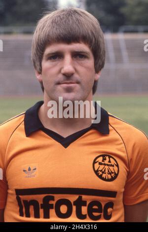 Bernd NICKEL, joueur de football, portrait, portrait, portrait,Image individuelle rognée, motif unique, photo de l'équipe Eintracht Frankfurt, saison 1981/82, football Bundesliga, présentation de l'équipe, présentation de l'équipe,Présentation de l'équipe, Eintracht Frankfurt le 07/01/1981 à Gelsenkirchen / Allemagne.€ Banque D'Images