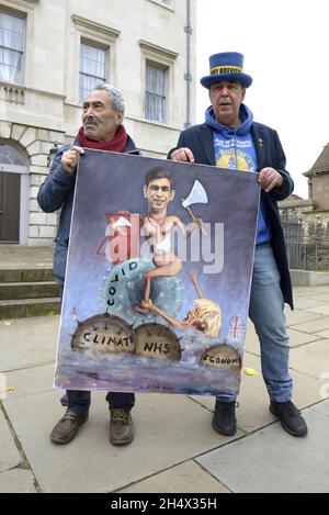 L'artiste Kaya Mar (à gauche) et le militant Steve Bray le jour du budget, le 27 octobre 2021, avec la dernière œuvre satirique de Kaya du chancelier Rishi Sunak Banque D'Images