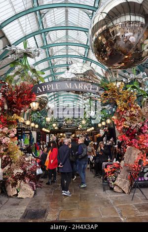 Décorations de Noël au marché aux pommes de Covent Garden. Banque D'Images