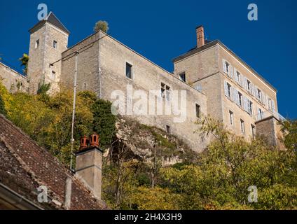 Ancienne maison fortifiée au sommet d'une colline à Mailly-le-Château, Yonne, France Banque D'Images