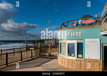 Boutique de location de surf à Fistral Beach à Newquay en Cornouailles. Banque D'Images