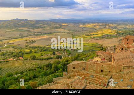 Paysage panoramique de vignobles en terrasse sur le toit en Toscane, ville viticole de Montepulciano dans la campagne italienne et vignobles toscans d'Italie Banque D'Images