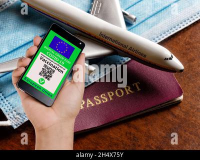 Voyager pendant l'épidémie de virus corona.Passeport avec protection du masque facial et de l'avion et certificat numérique européen Covid-19 Banque D'Images