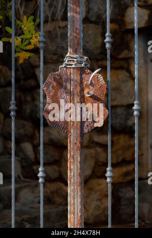 Une vieille porte rouillée en fer verrouillée avec une chaîne Banque D'Images
