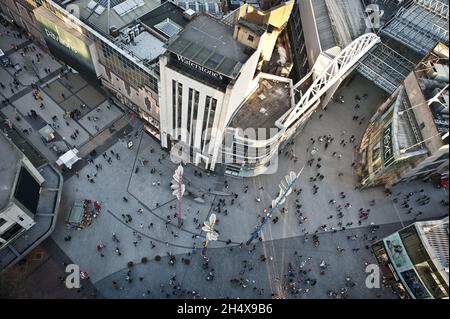 Vue générale sur le centre commercial Bullring et les amateurs de shopping depuis le sommet de la Rotunda à Birmingham. Banque D'Images