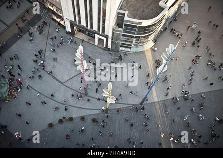 Vue générale sur le centre commercial Bullring et les amateurs de shopping depuis le sommet de la Rotunda à Birmingham. Banque D'Images