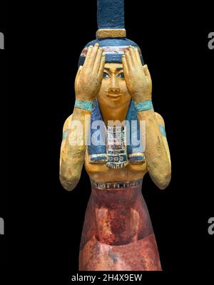 Bois égyptien Sculpture de la déesse Isis, 332-30 av. J.-C., Ptolemaic, bois de vwood peint.Musée du Louvre N4130.ISIS (agenouillement, signe d'Isis, collier Ousekh, Banque D'Images