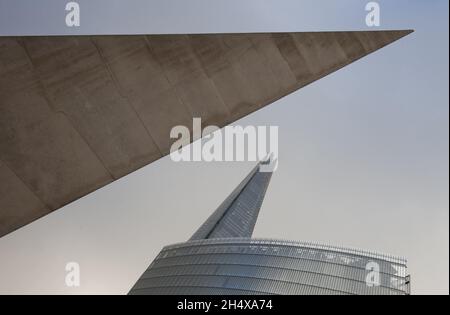 Deux spires en compétition, le Shard en arrière-plan, Londres Banque D'Images