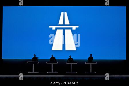 USAGE ÉDITORIAL SEULEMENT, PAS DE MERCHANDISING: Les pionniers allemands de la musique électronique Kraftwerk se présentant dans le turbine Hall de Tate Modern, à Londres. Banque D'Images