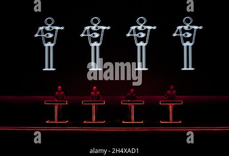 USAGE ÉDITORIAL SEULEMENT, PAS DE MERCHANDISING: Les pionniers allemands de la musique électronique Kraftwerk se présentant dans le turbine Hall de Tate Modern, à Londres. Banque D'Images