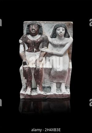 Statue égyptienne sculpture d'un couple assis, 2350-2200, 6e dynastie, tombeau de mastaba d'ISI.Musée du Louvre E14399. Femme assise avec une robe, évasée wi Banque D'Images